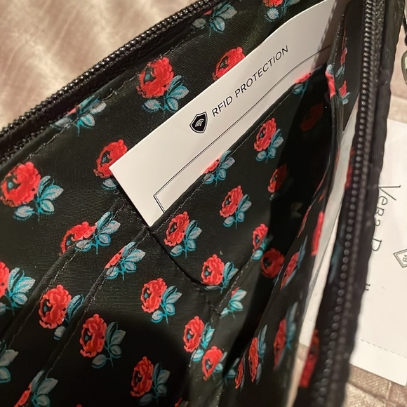 New! Vera Bradley Wristlet RFID Tech Full Size Wallet Wristlet - Picture 4 of 11